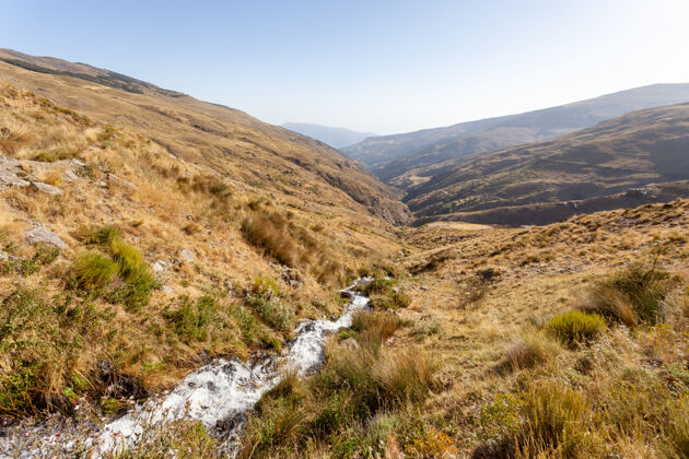 草地干燥的景观纳西门托河谷在内华达山脉 西班牙风景干旱小溪