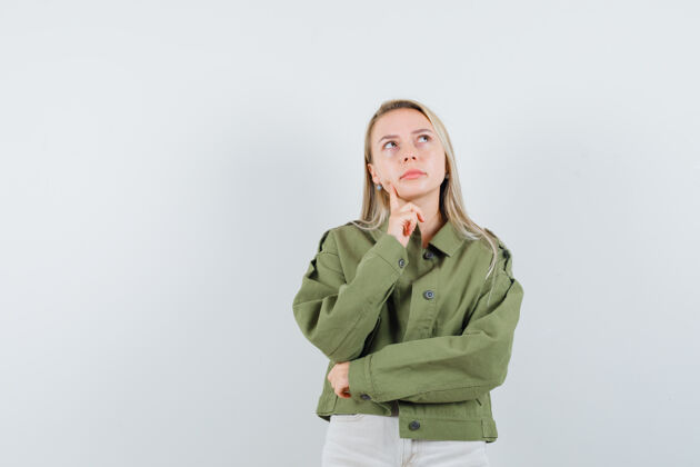 夹克年轻的女性穿着夹克衫思考着什么 看起来沉思着正面视图文本空间肖像女孩衬衫