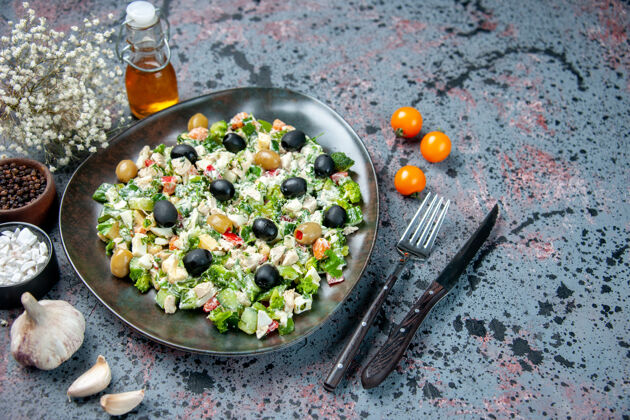 食物前视图蔬菜沙拉 内有橄榄 蓝色表面 健康饮食 晚餐 照片 晚餐颜色照片节食