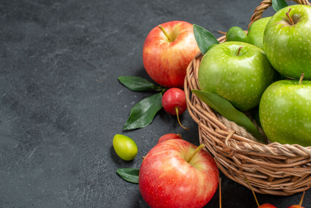 食物侧面特写查看水果樱桃苹果一篮绿叶苹果绿色特写篮子