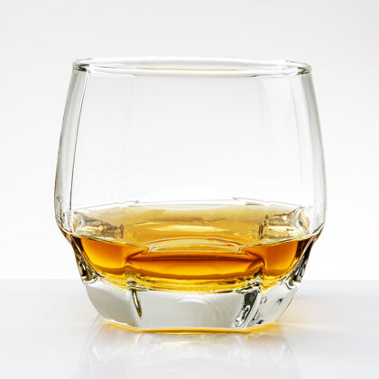 纯酒精威士忌在玻璃杯里端得整整齐齐享受波旁酒威士忌