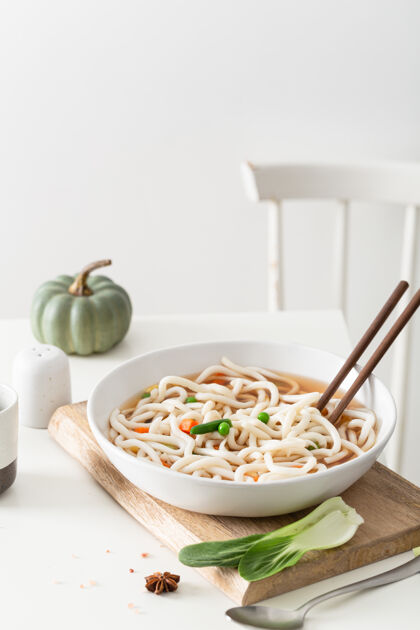 日本菜极简主义家居室内美学中美味面汤的垂直拍摄传统菜正餐汤