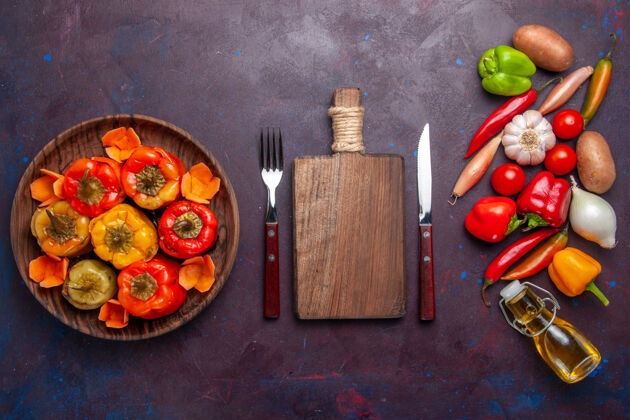 水果顶视图煮熟的甜椒配上新鲜蔬菜 在黑暗的表面上一餐蔬菜肉多尔玛食物西红柿膳食饮食