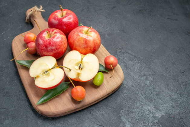 柑橘侧面特写苹果开胃的柑橘类水果樱桃和苹果在木板上蔬菜板健康