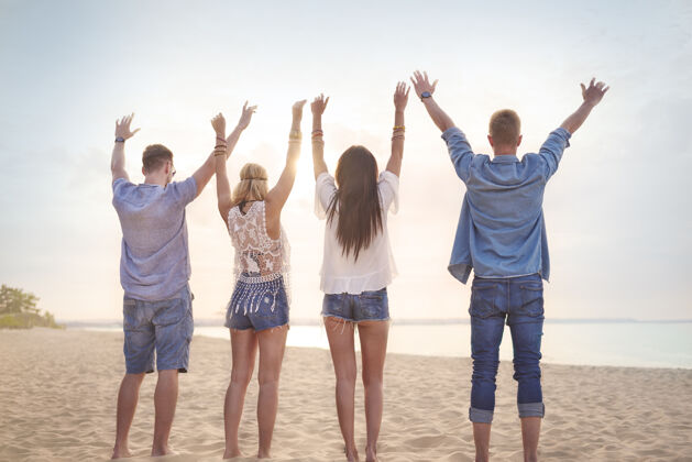年轻特写年轻朋友在沙滩上玩得开心情侣朋友乐趣