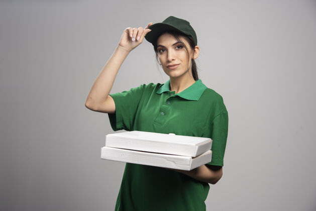 送货送披萨的女人雇员女性披萨