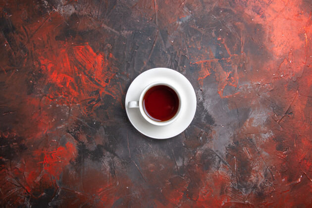 茶顶视图茶几上的深色茶色茶道容器茶碟