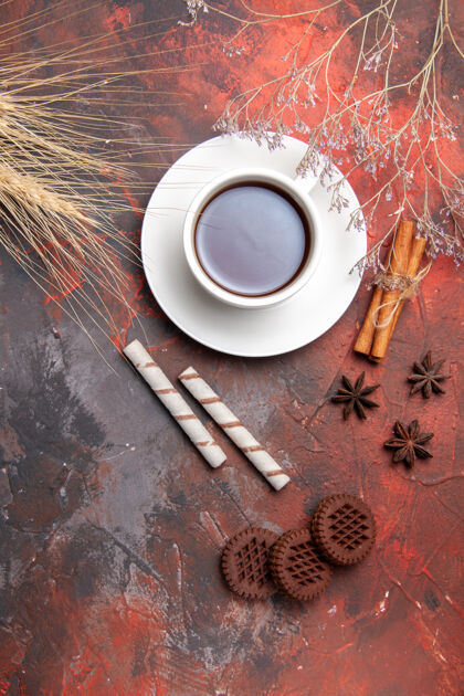 巧克力一杯茶加巧克力饼干放在一张深色的茶几上 茶饼干饼干马克杯早餐饼干