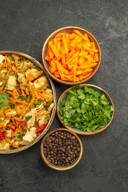 美食俯视图鸡肉沙拉与蔬菜和蔬菜在黑暗的餐桌上饮食沙拉健康健康绿色新鲜