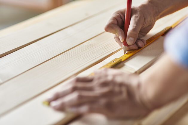 翻新木匠准备木板建筑防护服工艺