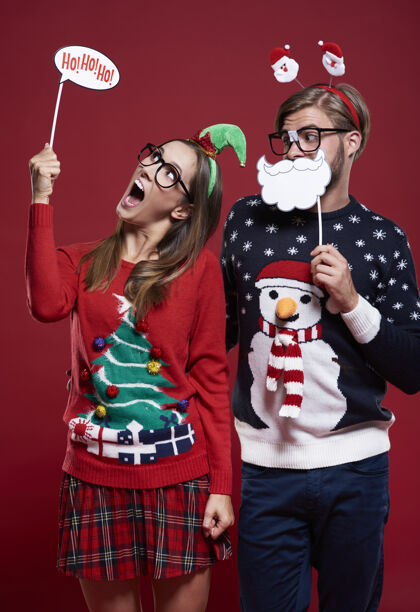 胡须穿着奇怪圣诞服装的年轻夫妇书呆子怪人眼镜