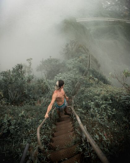 帅垂直高角度拍摄一个男性站在楼梯上 向下看雾山站成功自然