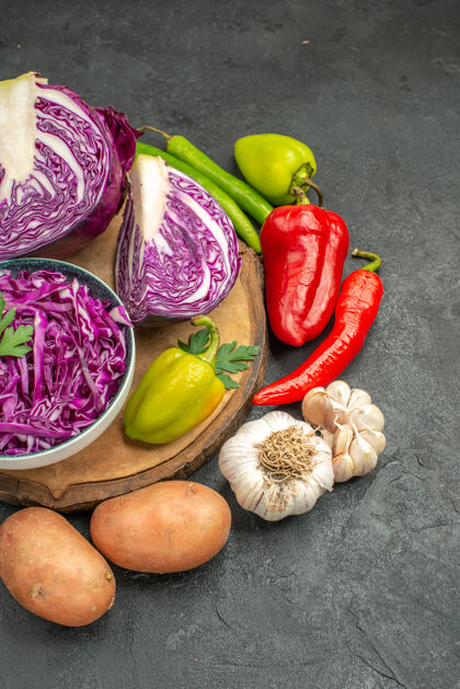 红卷心菜正面图红色卷心菜搭配新鲜蔬菜放在灰色餐桌上熟透的减肥健康沙拉蔬菜新鲜饮食