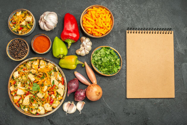 健康顶视图鸡肉沙拉配蔬菜黑餐桌减肥健康餐健康肉蔬菜