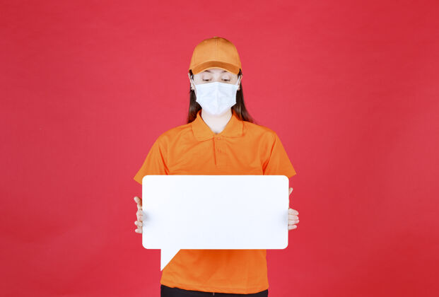员工身着橙色制服 戴着白色长方形信息板的面具的女服务人员成年人任务职员