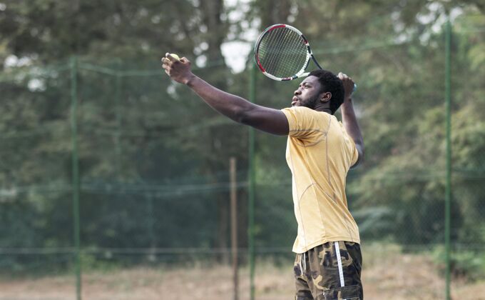 网球场年轻人在网球场上打球网球运动网球拍
