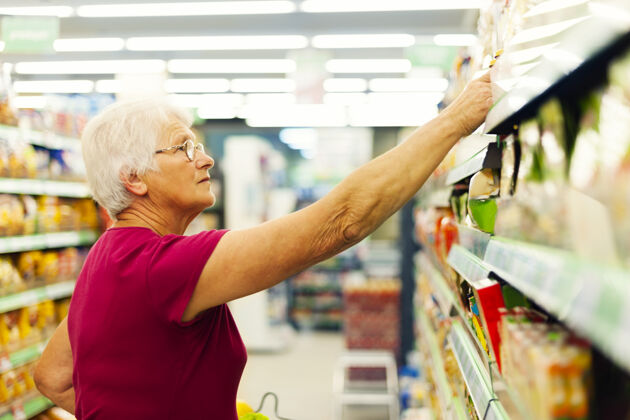 转超级市场的老太太购物消费主义女人