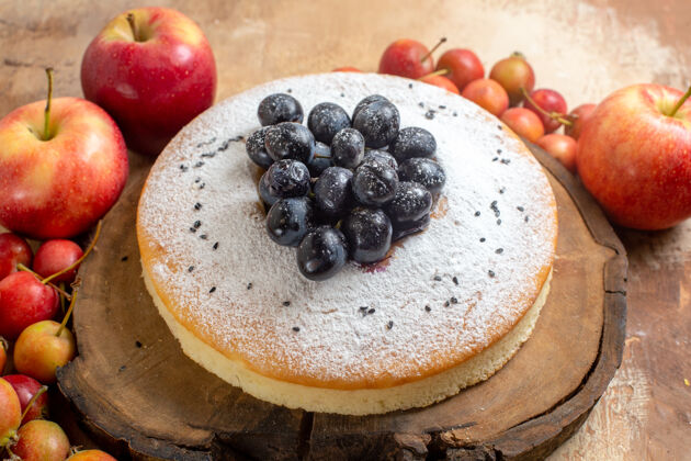 苹果侧面特写查看浆果一个开胃蛋糕与黑葡萄板苹果和浆果板零食食物