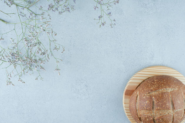 棕色黑麦面包卷放在木板上 上面有植物营养面包房面包卷