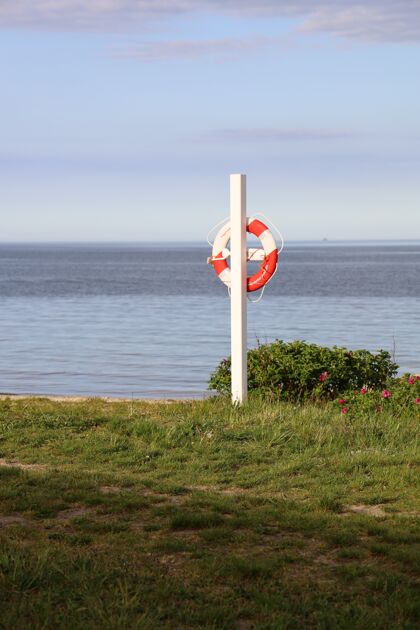 游泳垂直拍摄的一个救生圈挂在一根柱子上在奥斯特兰德 弗雷德里西亚 丹麦休息海花