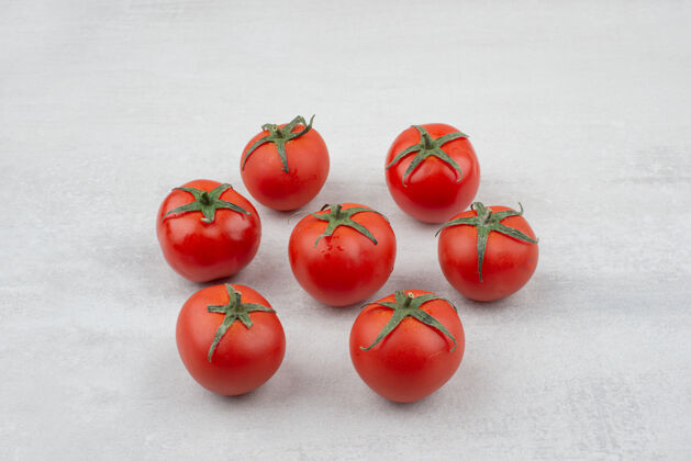 顶视图白色表面上有一堆红色的西红柿天然蔬菜成熟