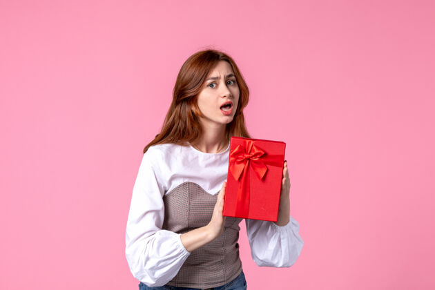 礼品正面图：年轻女性 粉色背景 红色包装 三月钱 横向感官平等 女性礼物香水包装礼品