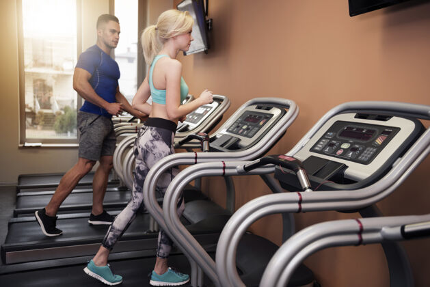 健身俱乐部跑步机是完美的有氧运动机器男人运动设备运动机