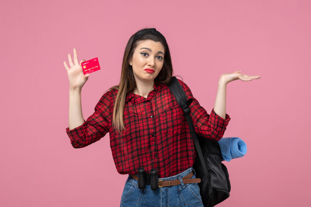 人正面图：身穿红色衬衫的年轻女性 粉色底色上有银行卡的女性-人类微笑年轻女性漂亮