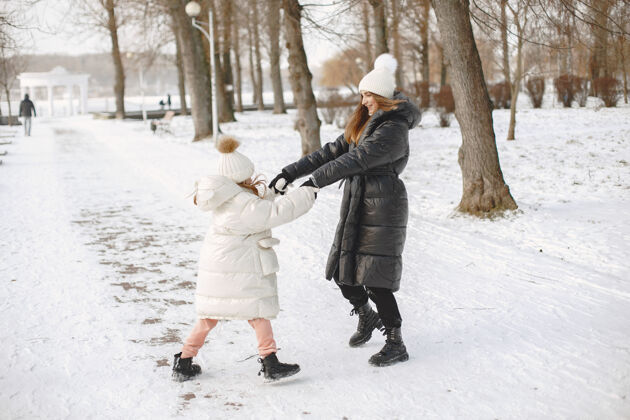 乐趣一家人在度假时戴着编织的冬帽毛衣雪地童年