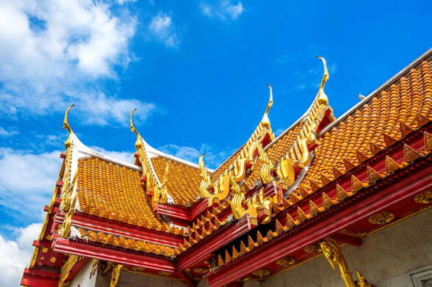 黄昏泰国曼谷的大理石寺庙地标门寺庙