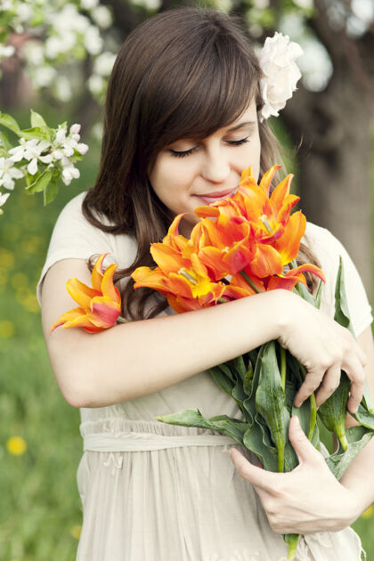 气味快乐的年轻女子享受花香花粉经典裙子