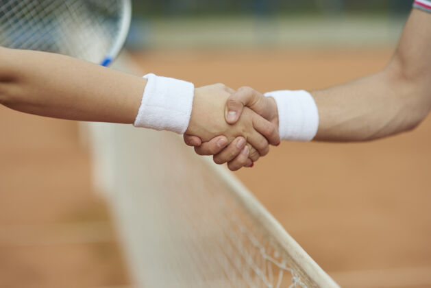职业体育网球比赛结束后握手球场人手赢家