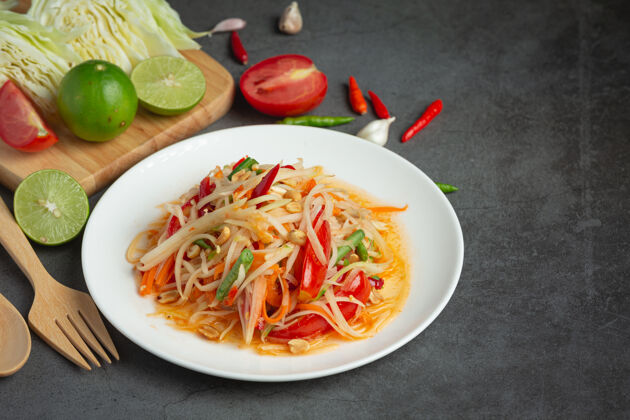 食物泰国菜；索姆图姆或木瓜沙拉变化草药能源