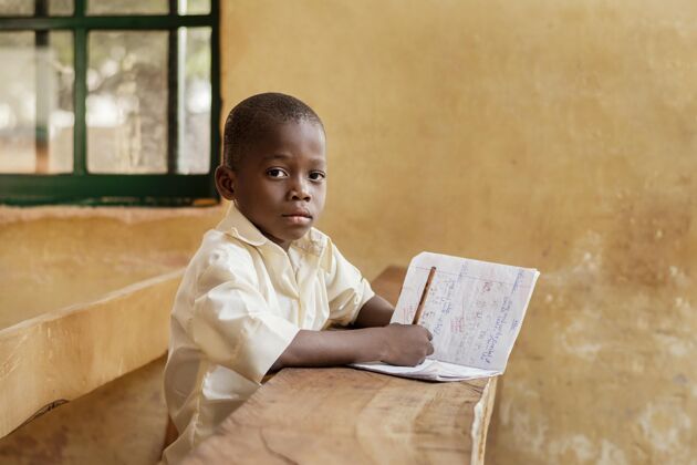 青年非洲孩子在课堂上学习小童年学生