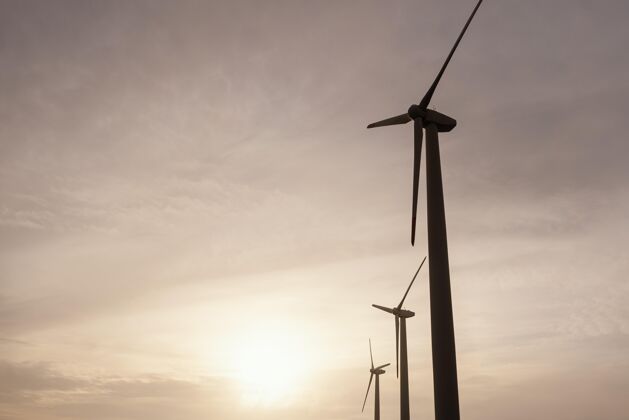 环保日落时风力涡轮机的低角度发电环境生态能源