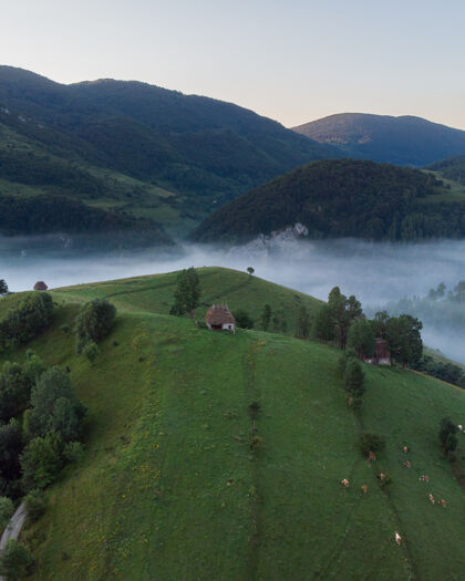 山在罗马尼亚特兰西瓦尼亚 一个令人惊叹的山景中的小房子的空中拍摄全景乡村环境