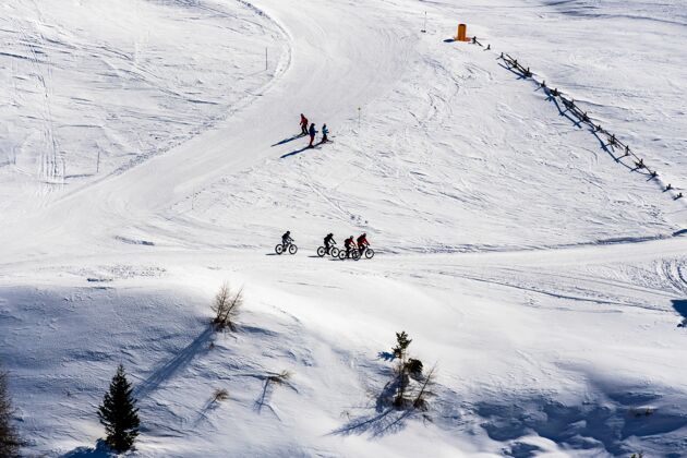 意大利美丽的景色 人们骑自行车和滑雪越过雪山在南蒂罗尔 白云石 意大利森林乡村度假