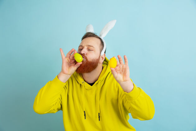 Man复活节兔子耳朵的大胡子男人EasterStrongCelebration