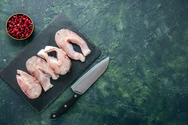 刀顶视图深色背景上的新鲜鱼片海鲜海味海餐水胡椒菜食物海鲜设备背景