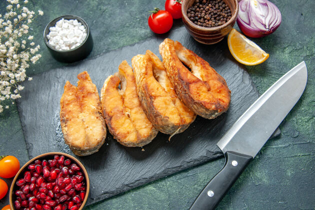 膳食前视图美味的炸鱼在深蓝色表面一餐胡椒肉炒海鲜海鲜沙拉菜烹饪海鲜面包沙拉
