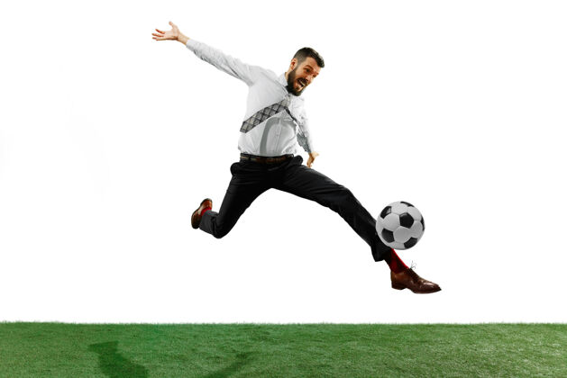 体育一个年轻商人在白墙上踢足球的全长镜头乐趣工作锦标赛