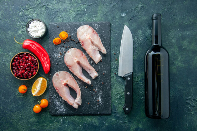 胡椒顶视图新鲜鱼片在黑暗的表面海鲜海洋肉类海菜沙拉水胡椒食品刀海利器