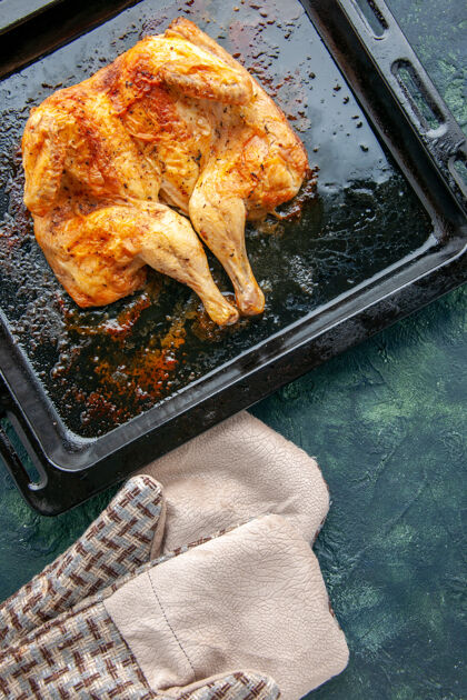 午餐俯瞰美味的烤鸡肉和香料在深蓝色的表面辣味胡椒肉菜晚餐烧烤鸟辛辣鸟香料
