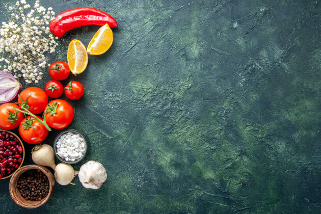 顶部顶视图新鲜的红色西红柿与大蒜和调味品的深色背景健康餐饮食沙拉食品彩色照片免费空间新鲜的红色西红柿约束调味品