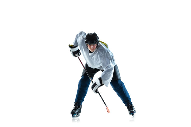 团队合作跑步冰球场上有棍子和白色背景的年轻男子冰球运动员运动员穿着装备和头盔练习运动概念 健康的生活方式 运动 运动 动作动作设备脚垫