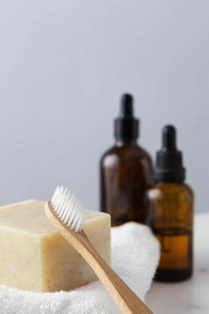 血清带牙刷和肥皂的毛巾可持续发展环保牙刷