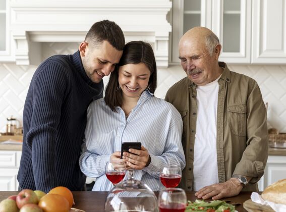 祖父母中景家庭看手机水平男人家庭