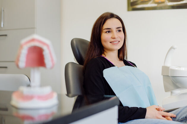 护理看牙医的女人牙医访问口腔