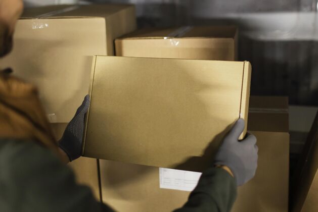 特写带包裹的送货员送货送货服务人