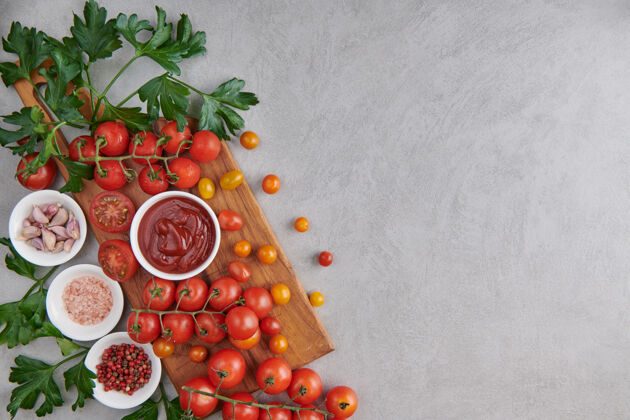 盐在一个碗里放番茄酱 里面有香料 香草和樱桃番茄食谱营养香料